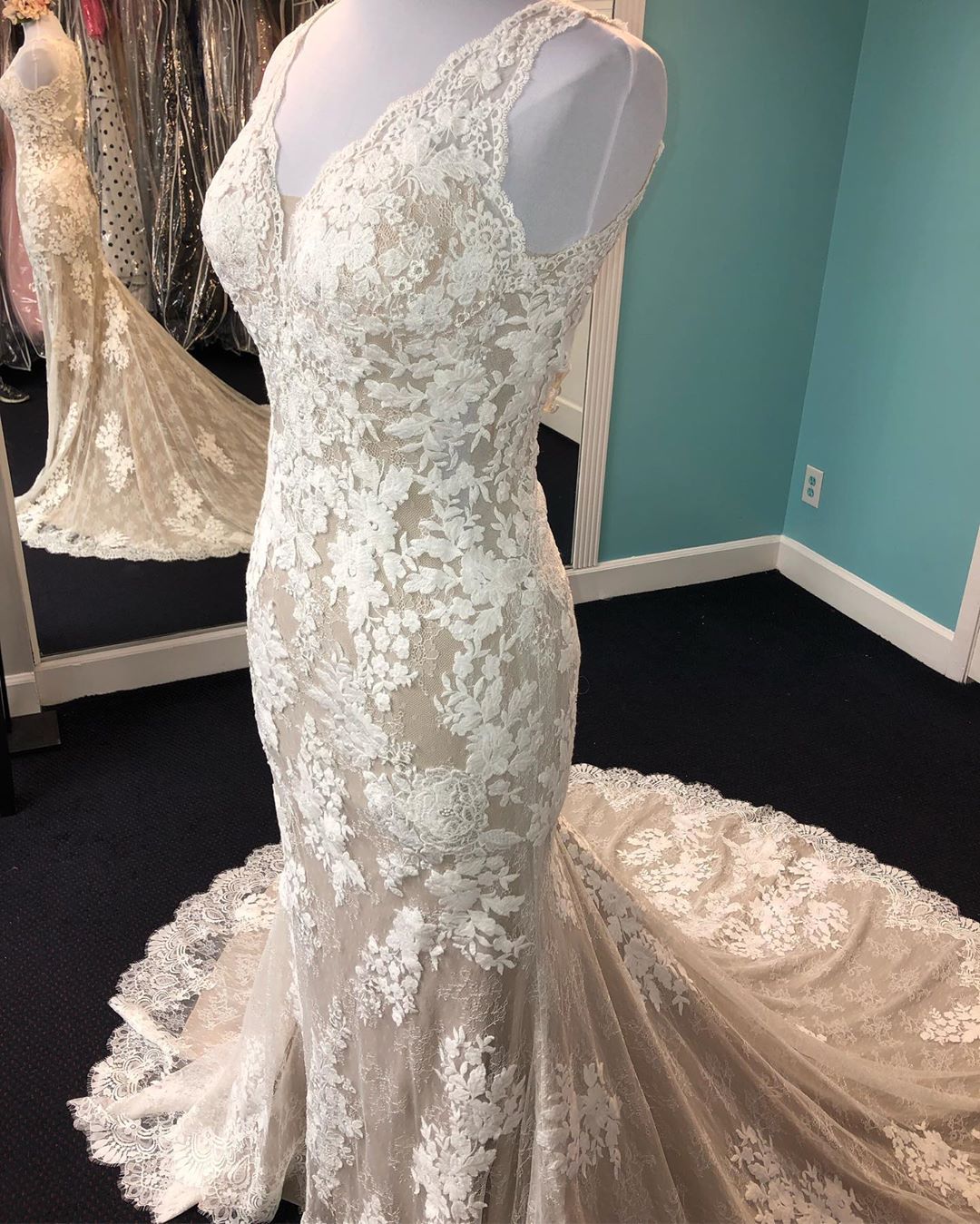 V-neck Mermaid Appliques Sleeveless Marvelous Lace Beach Wedding Dresses