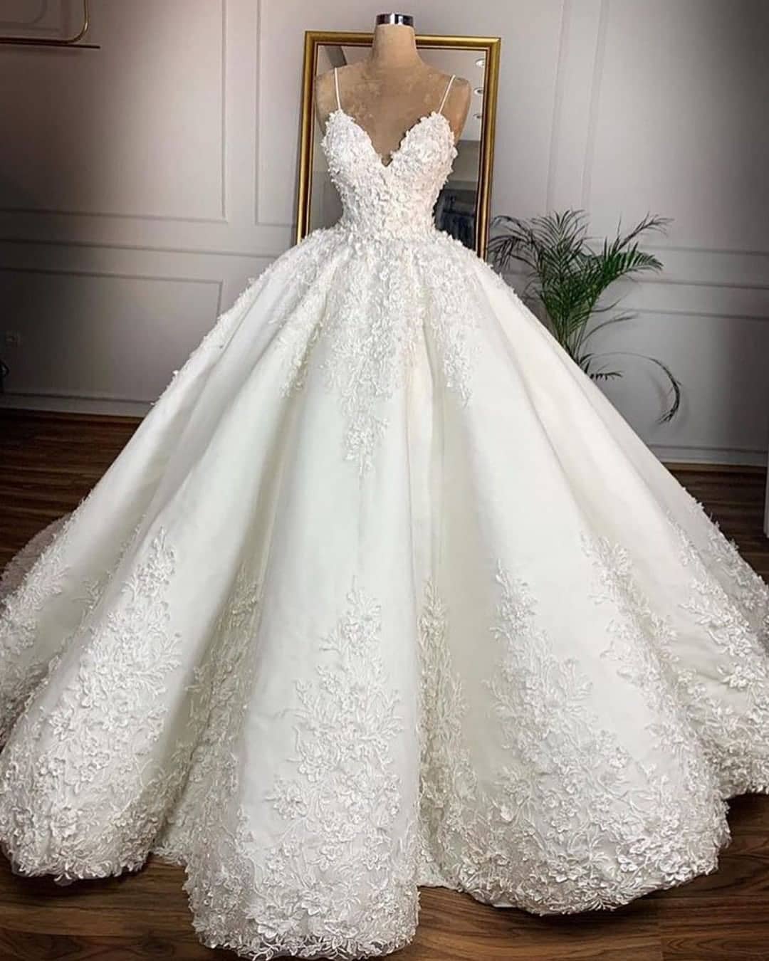V-neck Spaghetti-straps Appliques Ball Gown Wedding Dresses | Gorgeous Lace Bridal Gowns