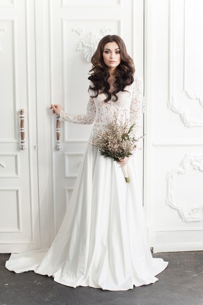 Vintage Long Sleeve White Lace Bridal Gown V-Neck Long Sweep Train Plus Size Beach Wedding Dress