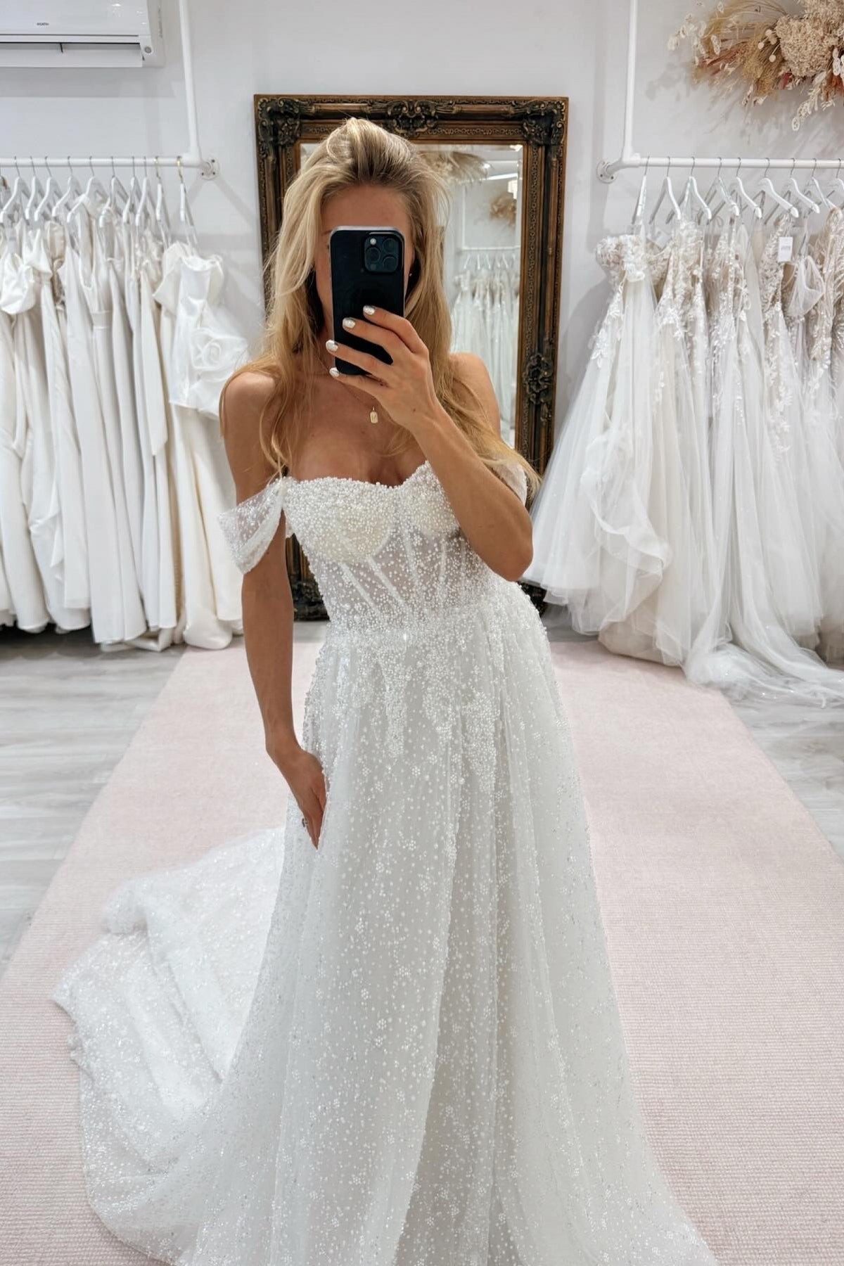 White Beach Wedding Dress A Line Strapless Off The Shoulder Sleeveless Beaded Chapel Train Tulle Bridal Gown With Pearls