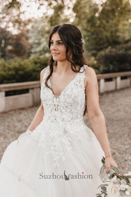 White Beach Wedding Dress A Line V Neck Spaghetti Strap Sleeveless Backless Lace Sweep Train Tulle Bridal Gown With Appliques