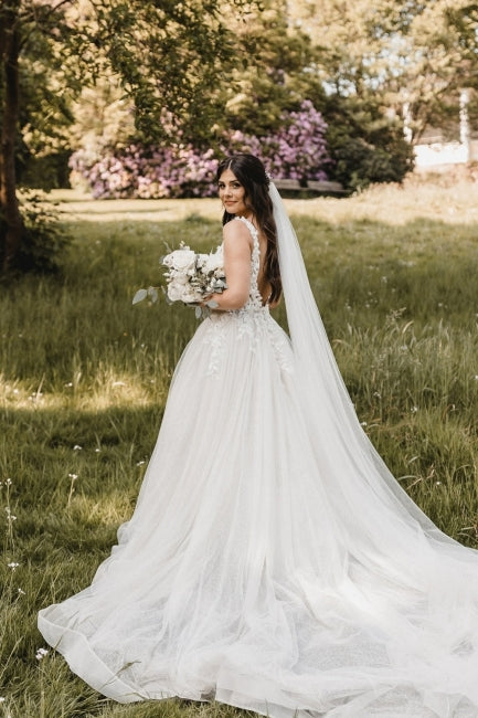 White Beach Wedding Dress A Line V Neck Spaghetti Strap Sleeveless Backless Lace Sweep Train Tulle Bridal Gown With Appliques
