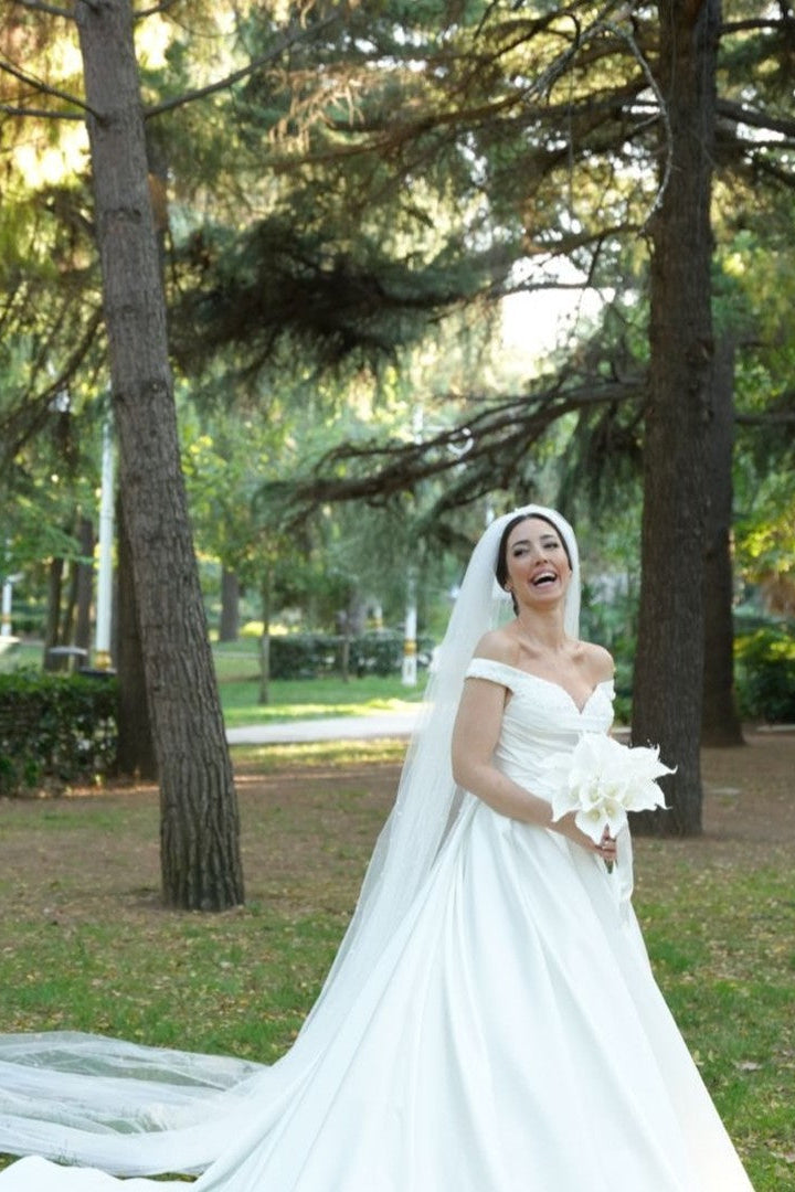 White Beach Wedding Dress Ball Gown Strapless Off The Shoulder Sleeveless Beaded Sweep Train Satin Bridal Gown