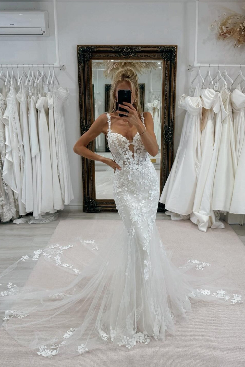 White Beach Wedding Dress Lace Mermaid V Neck Spaghetti Strap Sleeveless Cathedral Train Tulle Bridal Gown With Appliques