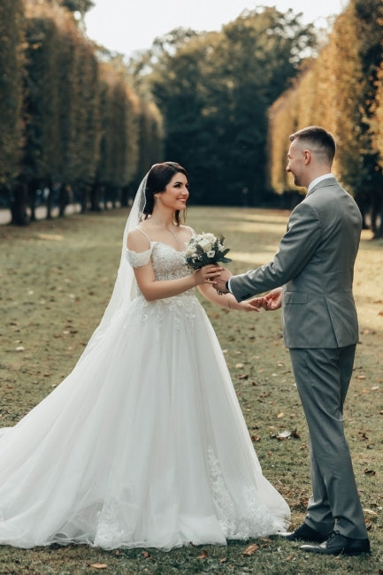 White Beach Wedding Dress Sweetheart Spaghetti Strap Off The Shoulder Sleeveless Lace Ball Gown Long Tulle Bridal Gown With Appliques