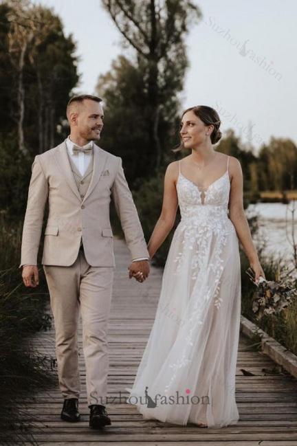 White Beach Wedding Dress V Neck Spaghetti Strap A Line Sleeveless Sweep Train Tulle Bridal Gown With Appliques