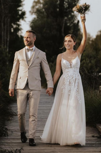 White Beach Wedding Dress V Neck Spaghetti Strap A Line Sleeveless Sweep Train Tulle Bridal Gown With Appliques