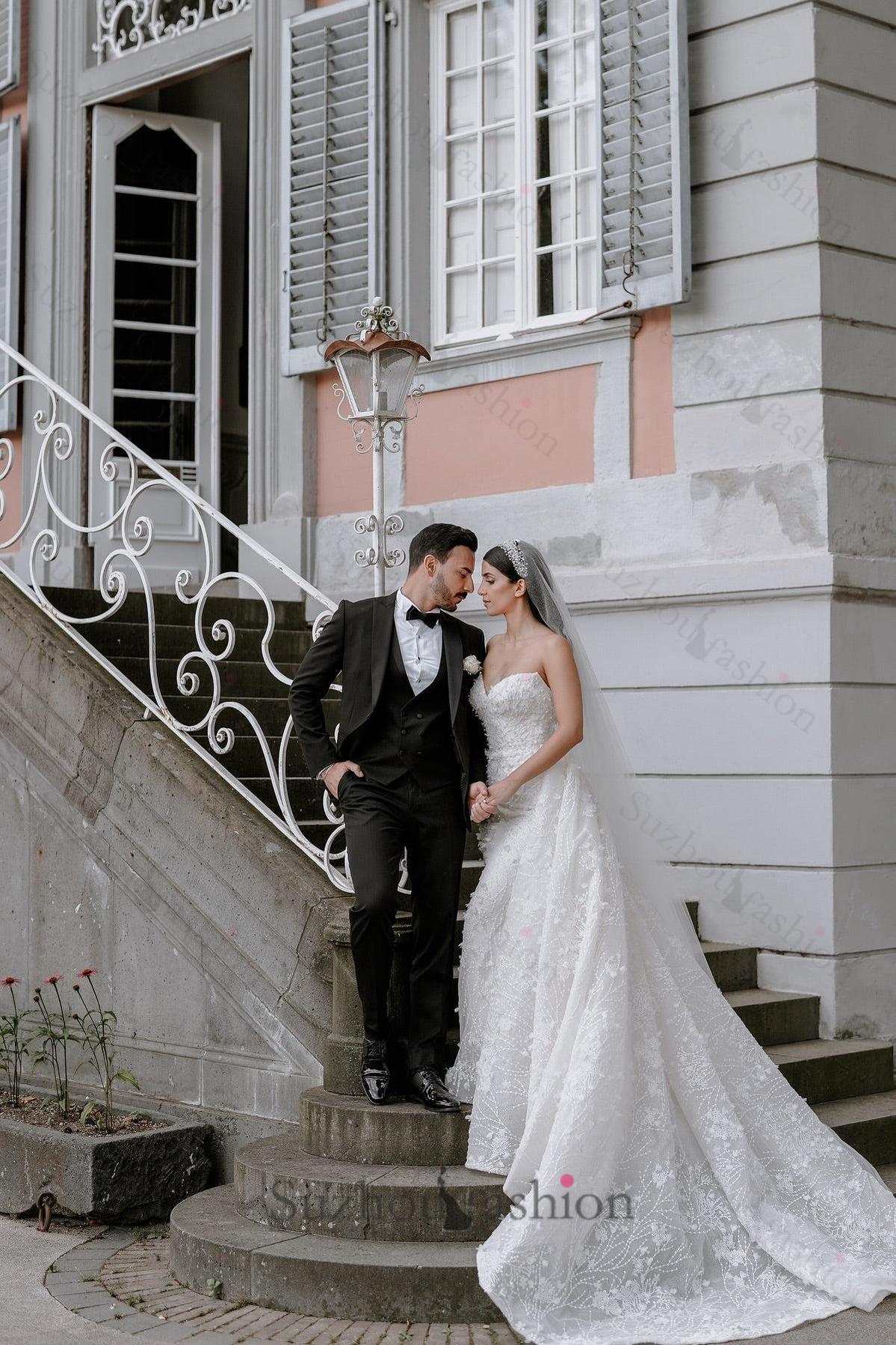 White Wedding Dress Column Sweetheart Sleeveless Lace Beaded Long Bridal Gown With Detachable Train
