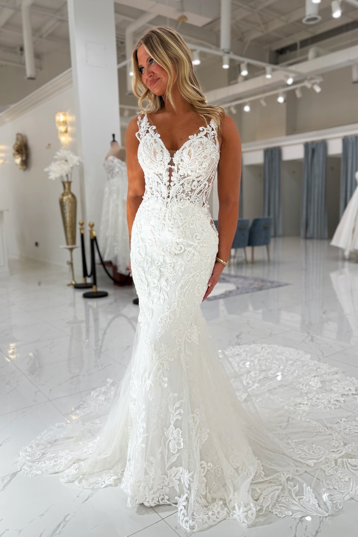 White Wedding Dress Mermaid Spaghetti Straps V Neck Sleeveless Lace Beaded Tulle Chapel Train Bridal Gown With Appliques