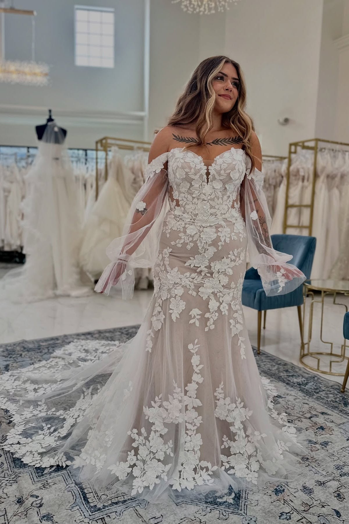 White Wedding Dress Mermaid Sweetheart Strapless Sleeveless Lace Chapel Train Tulle Bridal Gown With Appliques