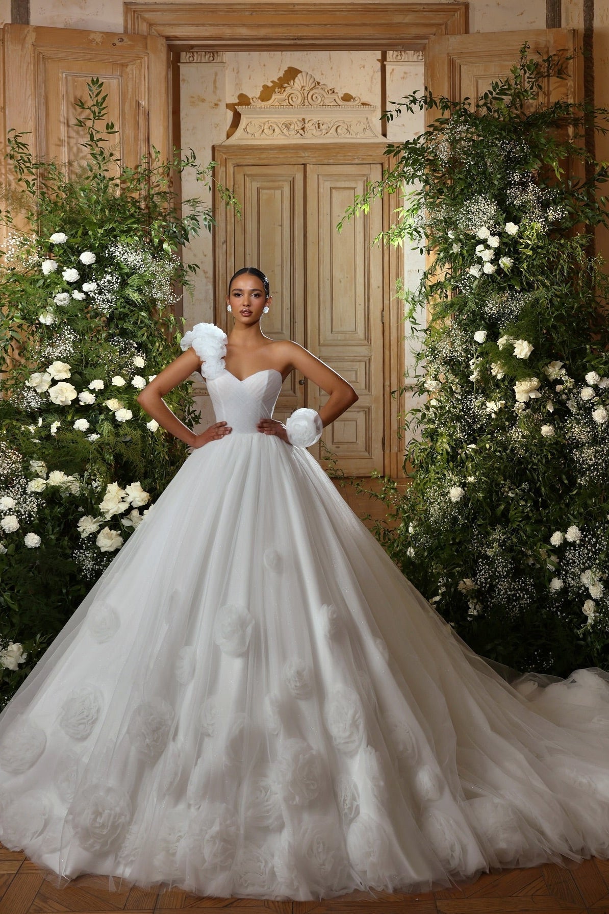 White Wedding Dress Sweetheart Ball Gown One Shoulder Sleeveless Cathedral Train Tulle Bridal Gown With Handmade Flowers