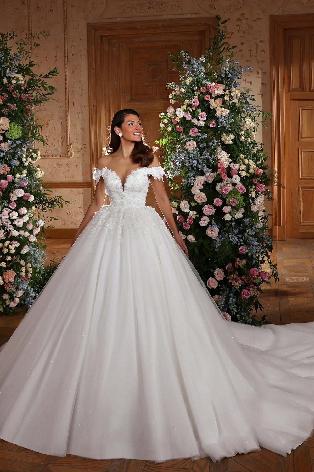 White Wedding Dress Sweetheart Off The Shoulder Sleeveless Sequined Ball Gown Cathedral Train Tulle Bridal Gown With Appliques