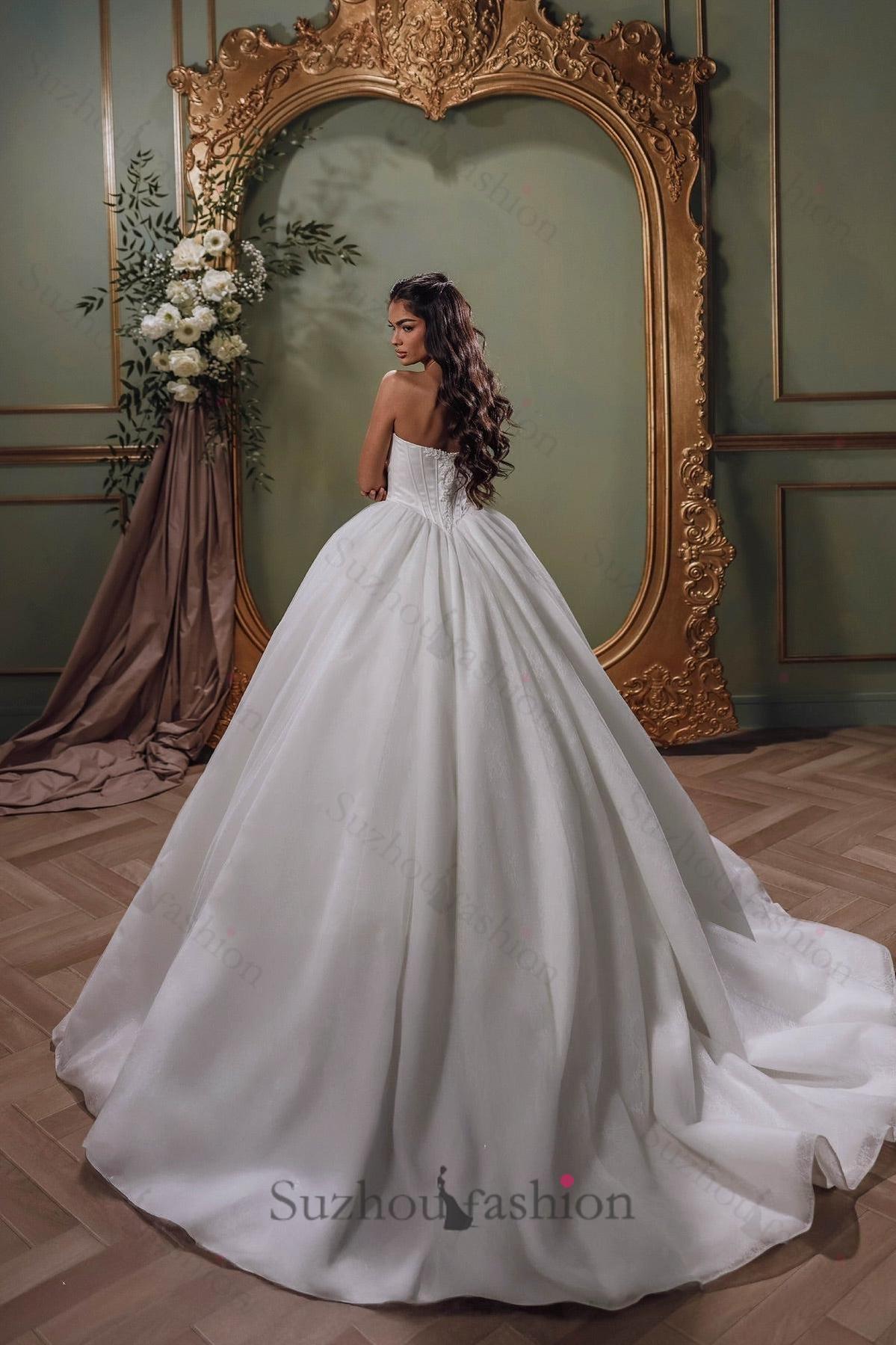 White Wedding Dress Sweetheart Sleeveless Beaded Ball Gown Chapel Train Lace Bridal Gown With Appliques