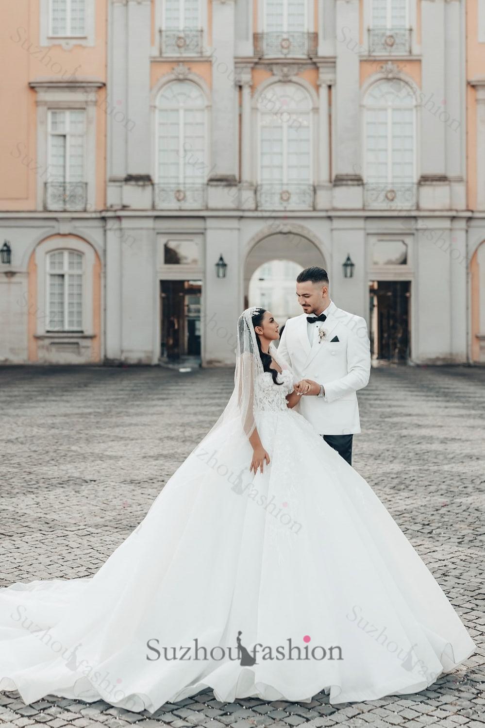 White Wedding Dress Sweetheart Spaghetti Strap Sleeveless Sequined Ball Gown Long Tulle Bridal Gown With Appliques
