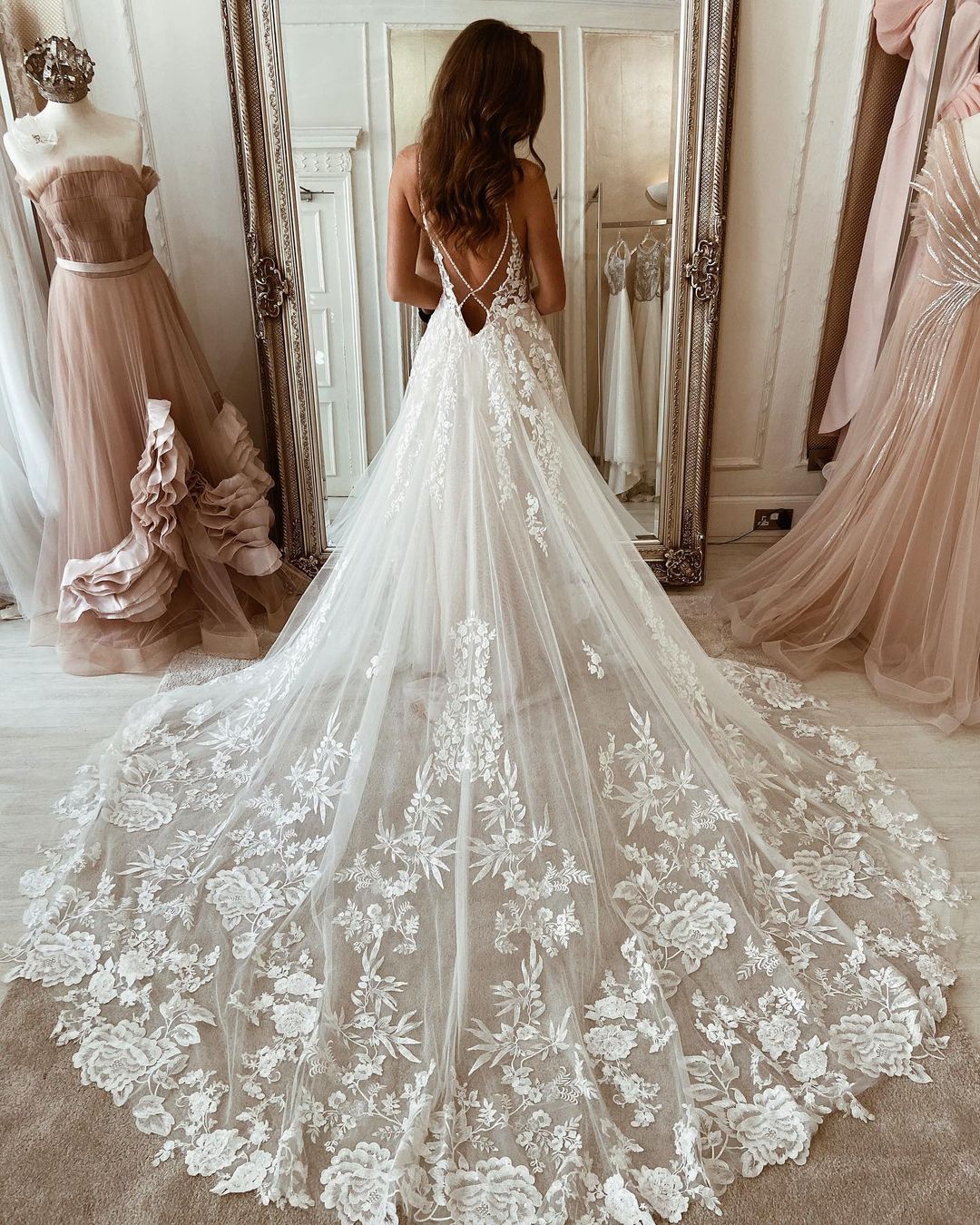 Wonderful Spaghetti Straps Appliques Tulle A-Line Beach Wedding Dresses