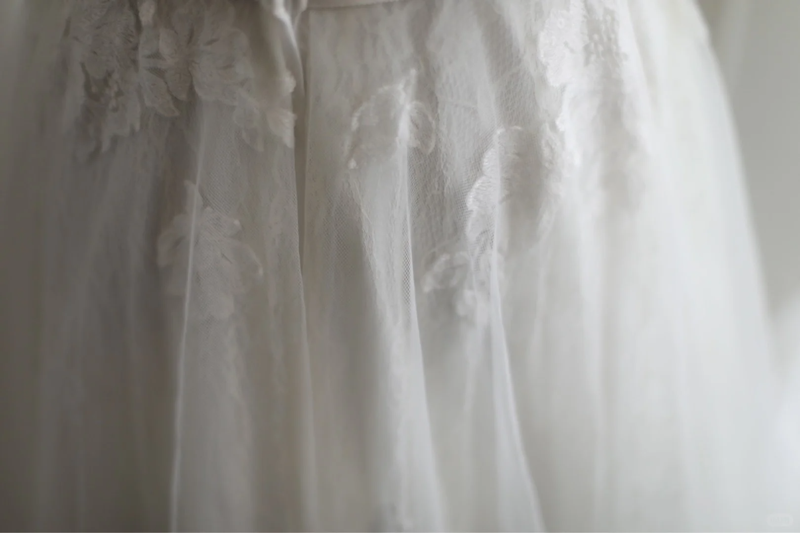 Pretty Off The Shoulder White Tulle Appliques Long Wedding Dress