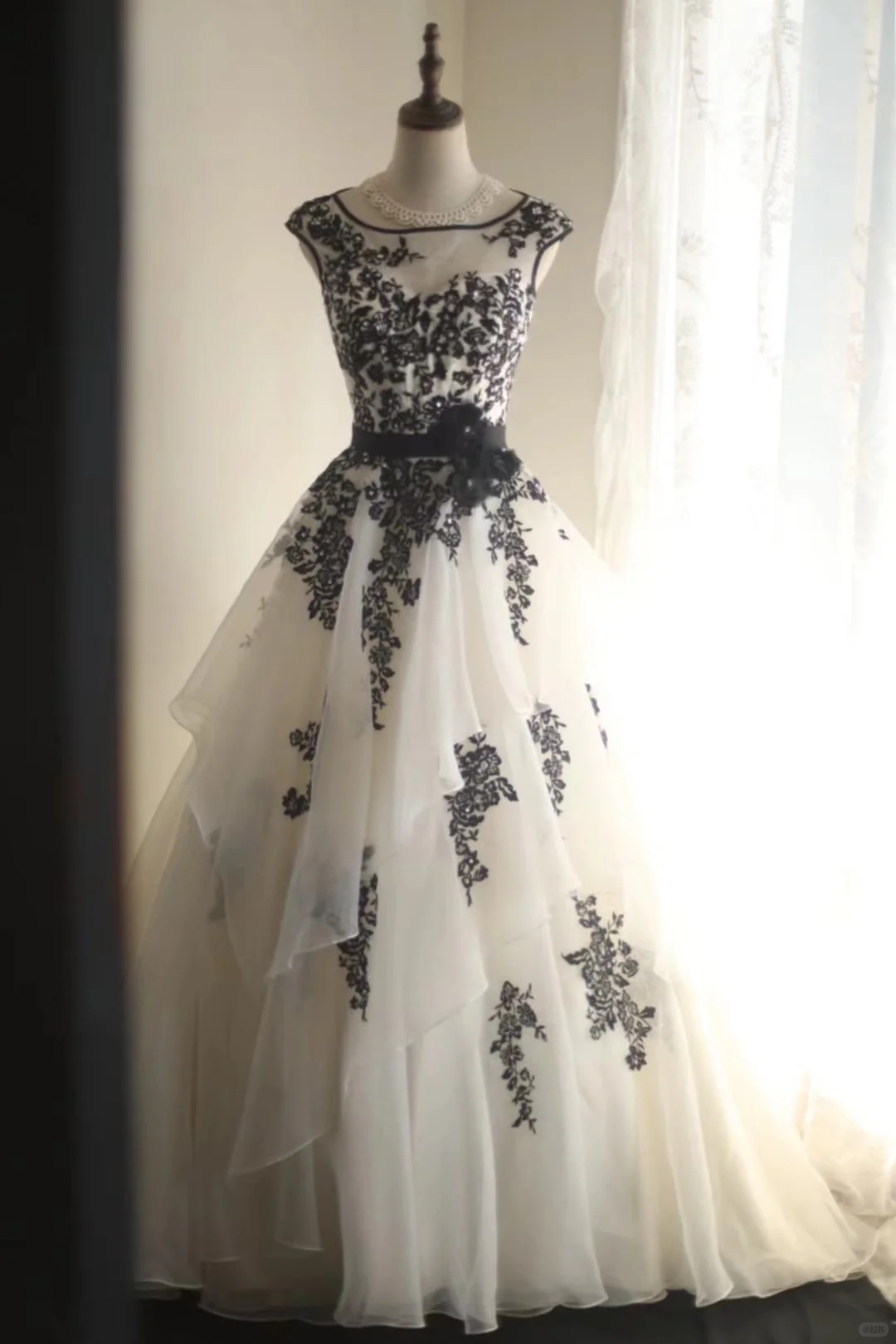 Elegant White Tulle Lace Appliques Formal Wedding Dress