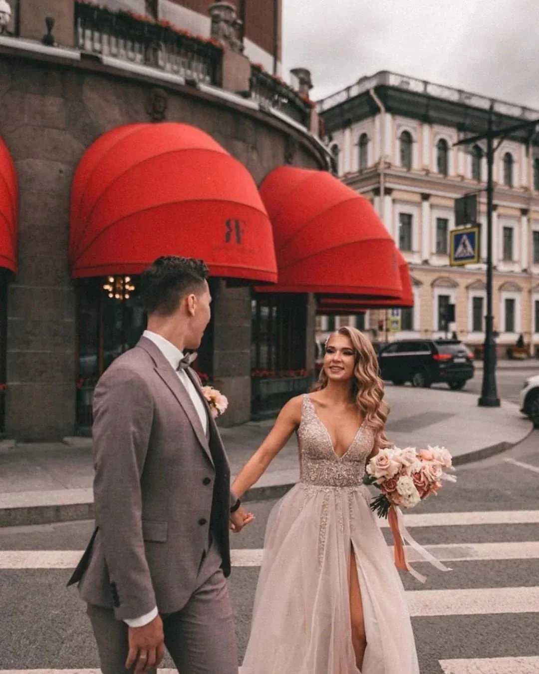 Boho Long A-line V-neck Tulle Appliques Lace Wedding Dress with Slit (ZD14358)