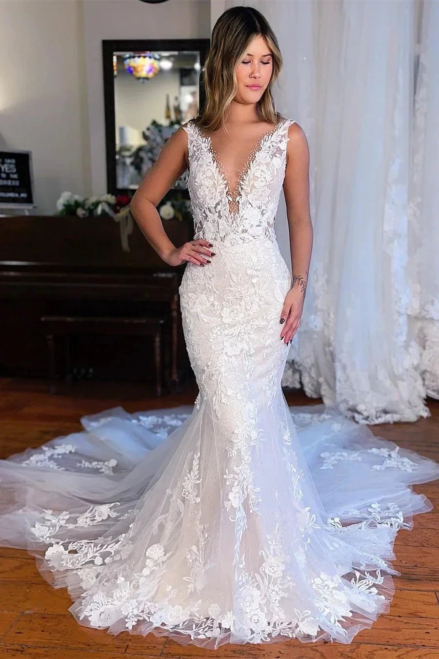 Chic Long Mermaid V-neck Sleeveless Lace Wedding Dress (ZD14822)