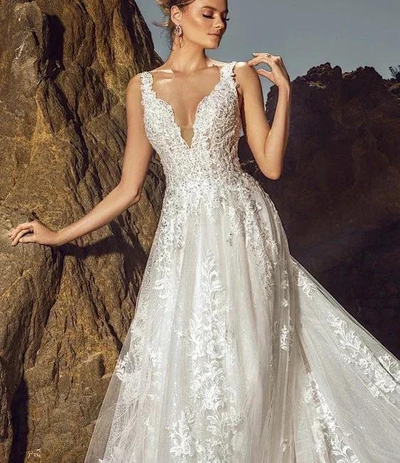 Chic Sleeveless V-Neck Wedding Dress Aline Tulle Brial Dress with Lace Appliques& Pockets (ZD16585)