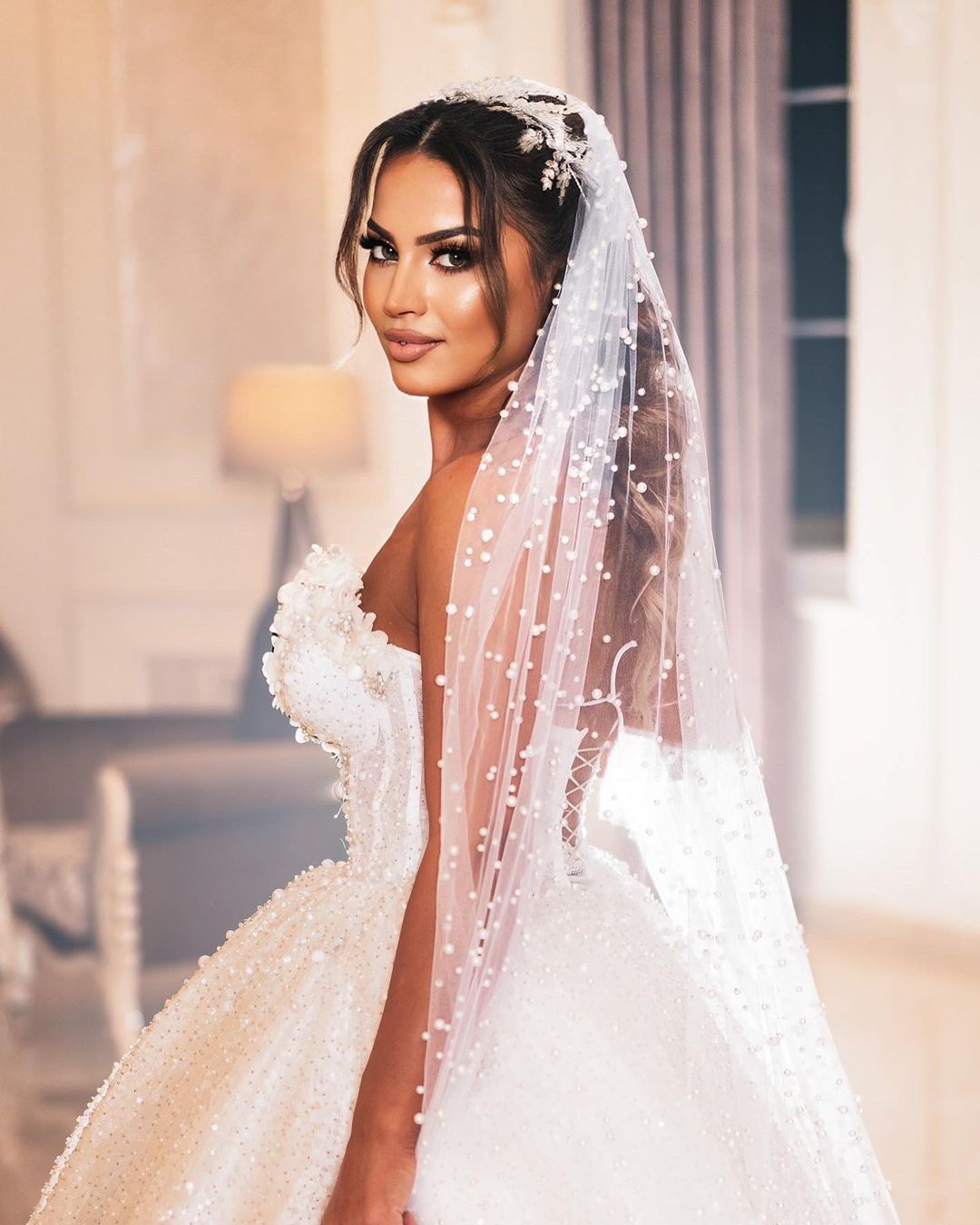 Deluxe Floor-Length Sweetheart Sleeveless A-Line Sequined Wedding Dress Featuring Beads (ZD17497)