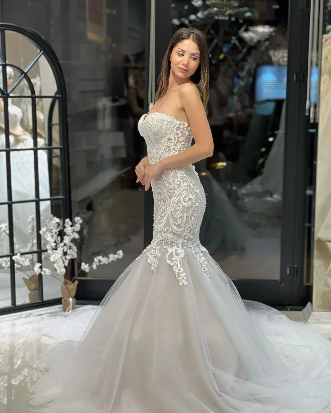 Elegant Floor Length Sweetheart Sleeveless Mermaid Lace Wedding Dress with Appliques (ZD14790)