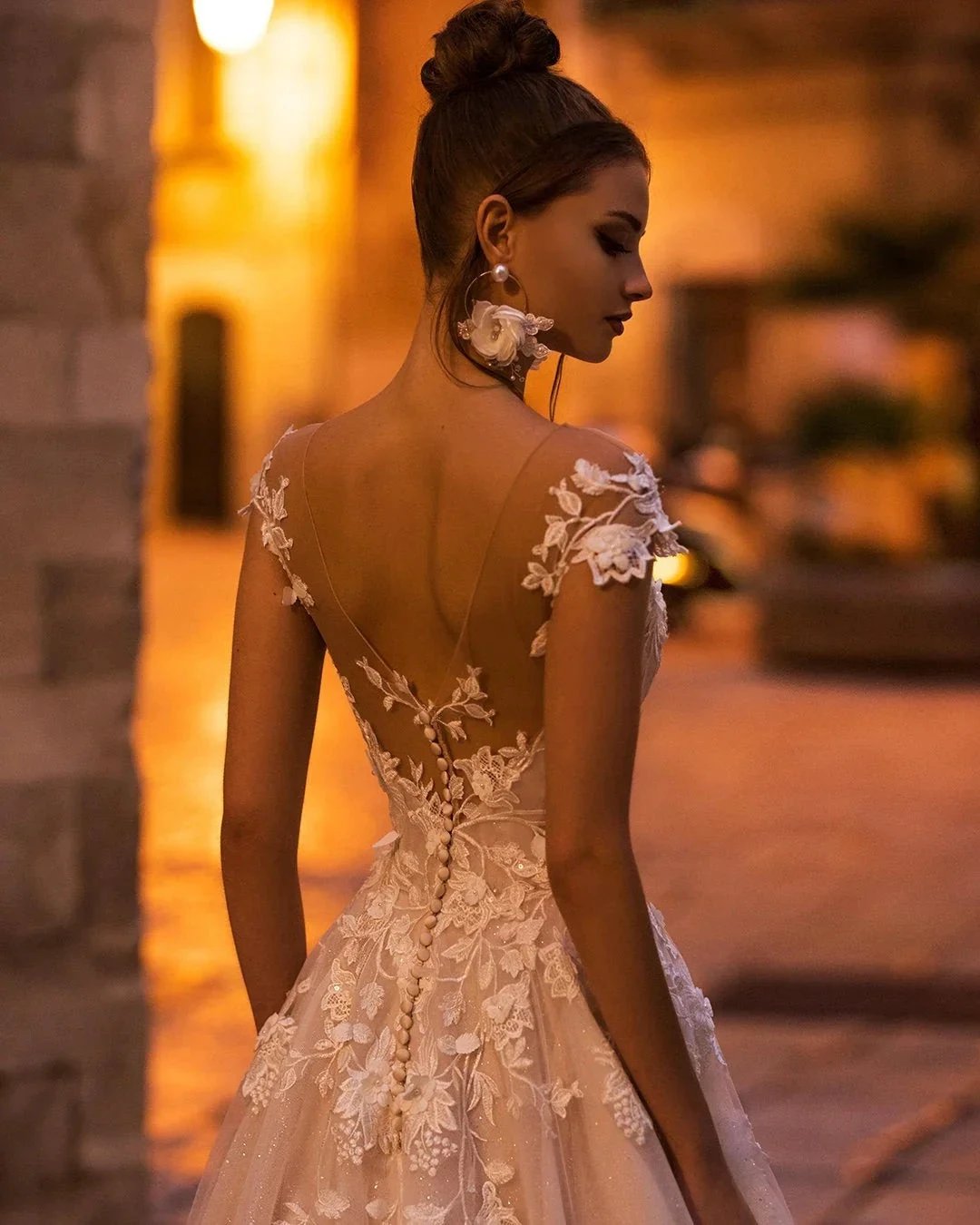 Elegant Long A-Line Bateau Appliques Lace Backless Sequins Wedding Dress (ZD15178)