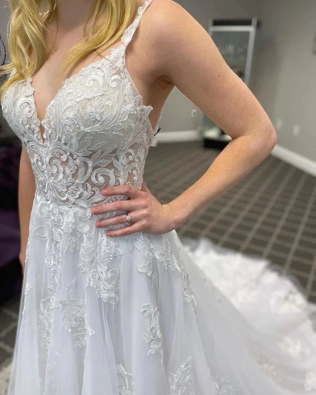 Elegant Long A-line V-neck Appliques Lace Tulle Backless Wedding Dress (ZD15091)
