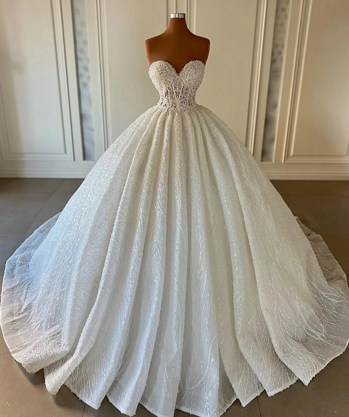 Elegant Long Ball Gown Sweetheart Sleeveless Sequined Tulle Lace Wedding Dresses (ZD16708)