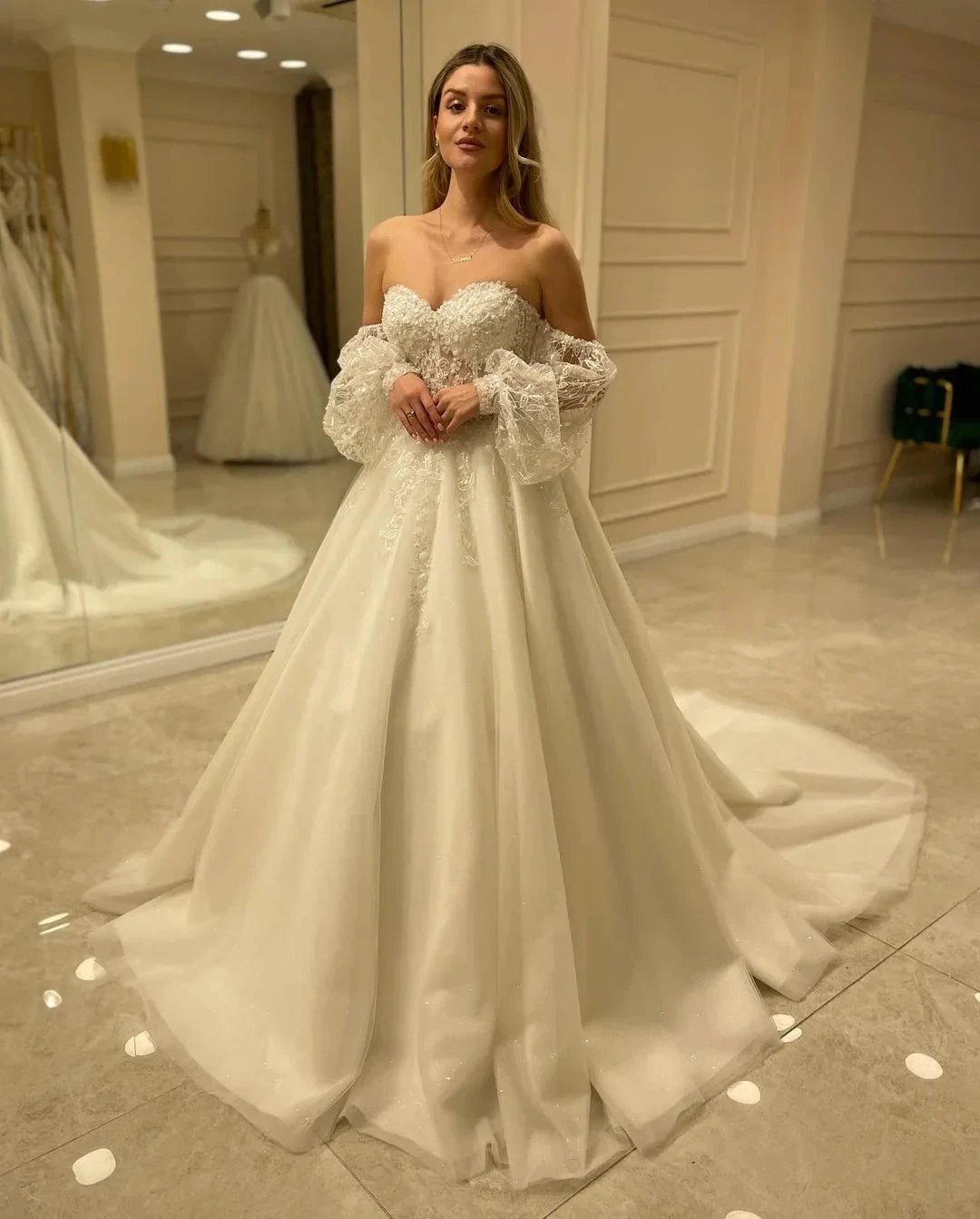 Elegant Long Sleeve A-Line Sweetheart Backless Appliques Lace Wedding Dress (ZD14290)
