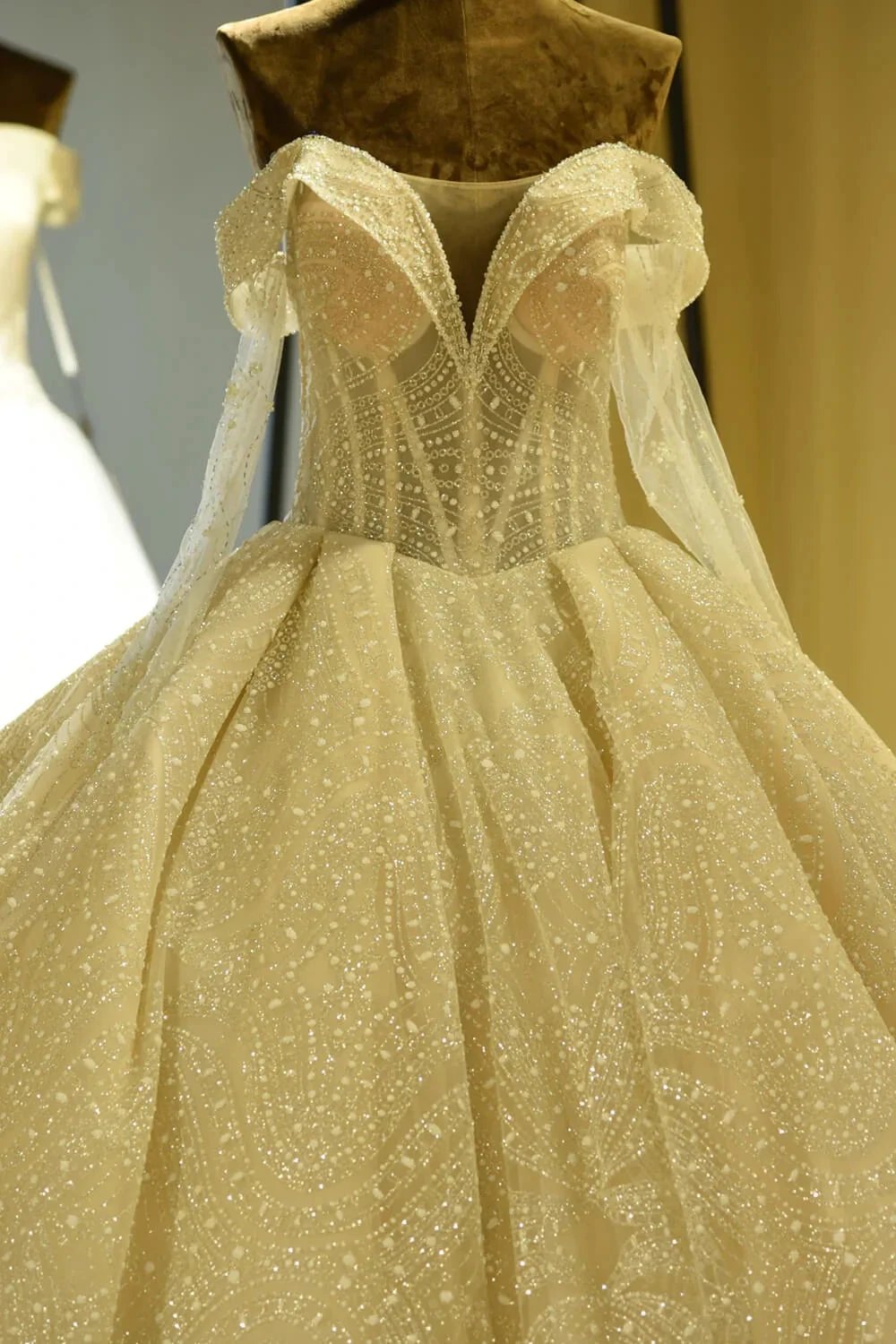 Elegant Long Sleeve Sweetheart Lace-up Ivory Tulle Ball Gown Wedding Dress (ZD14772)