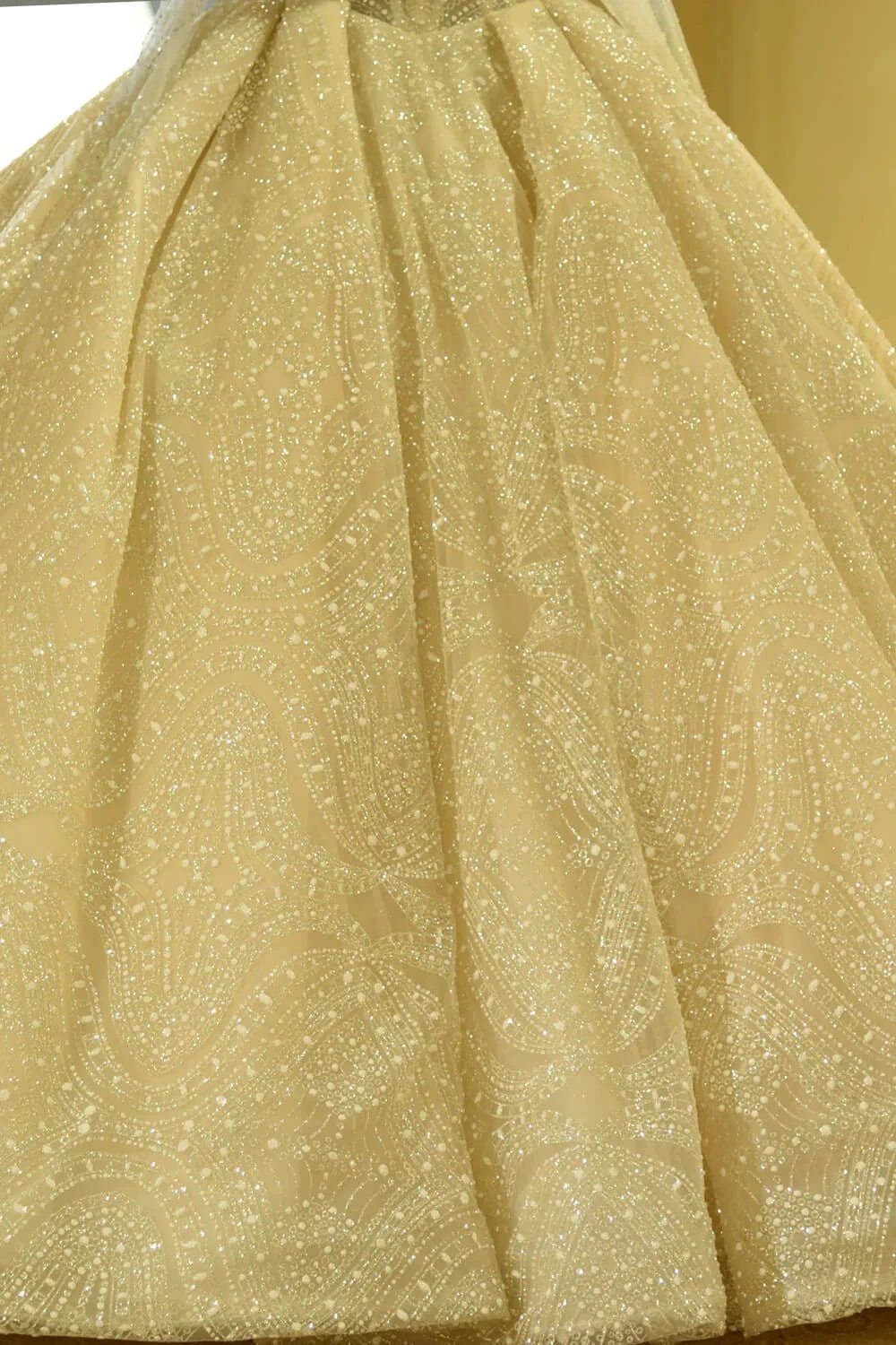 Elegant Long Sleeve Sweetheart Lace-up Ivory Tulle Ball Gown Wedding Dress (ZD14772)
