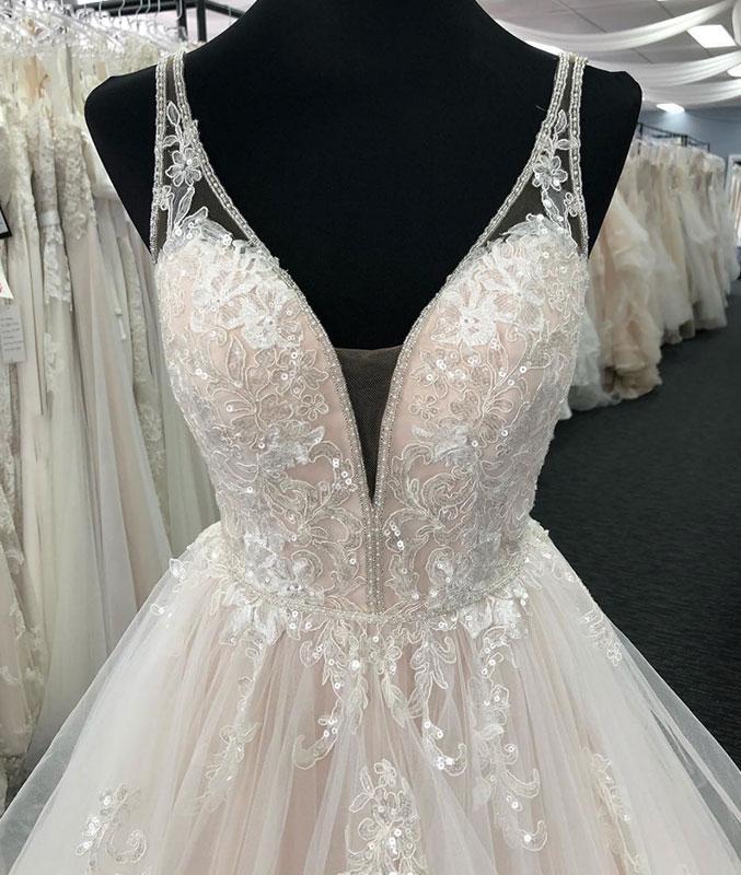 Elegant Tulle V-Neck Wedding Dress Open Back Long Layered Bridal Gowns On Sale (ZD17437)