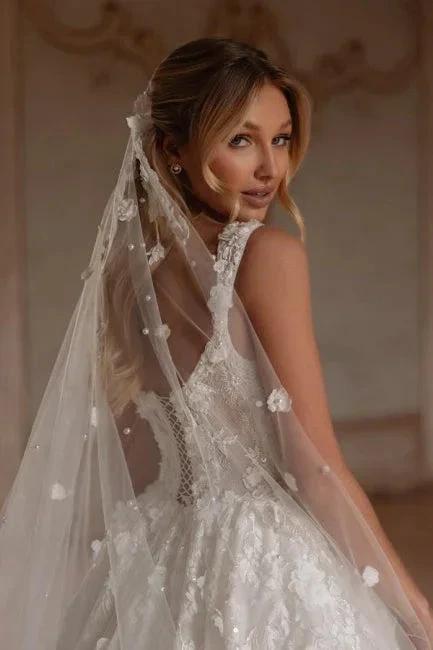 Extravagant Long Ivory A-line Princess Spaghetti Straps Lace Tulle Wedding Dress (ZD16665)