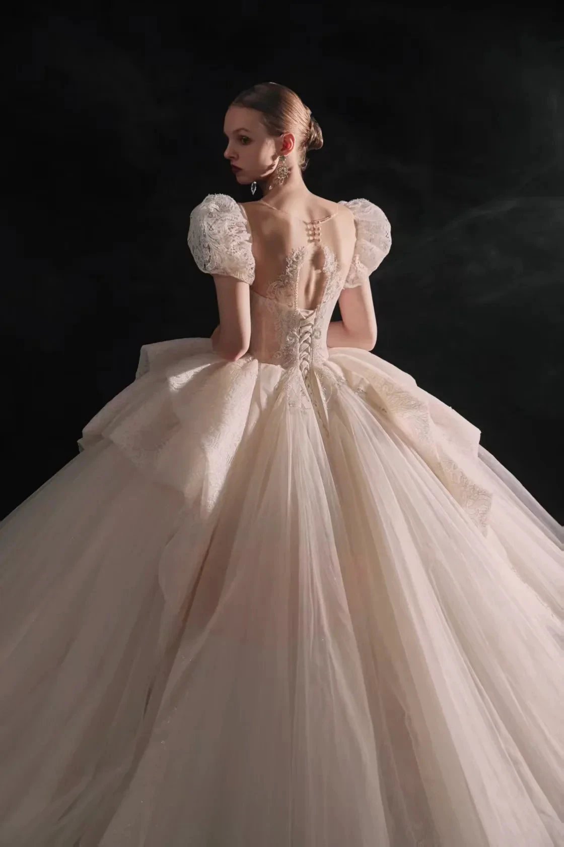 Elegant Sweetheart Ball Gown Lace Puff Sleeve Beaded Embroidery Wedding Dress with Flowing Train E-302 (ZD16903)
