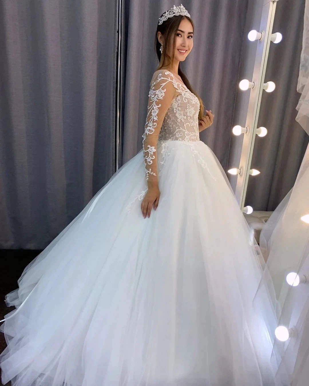 Gorgeous Long A-line Tulle Lace Wedding Dress with Sleeves (ZD15116)