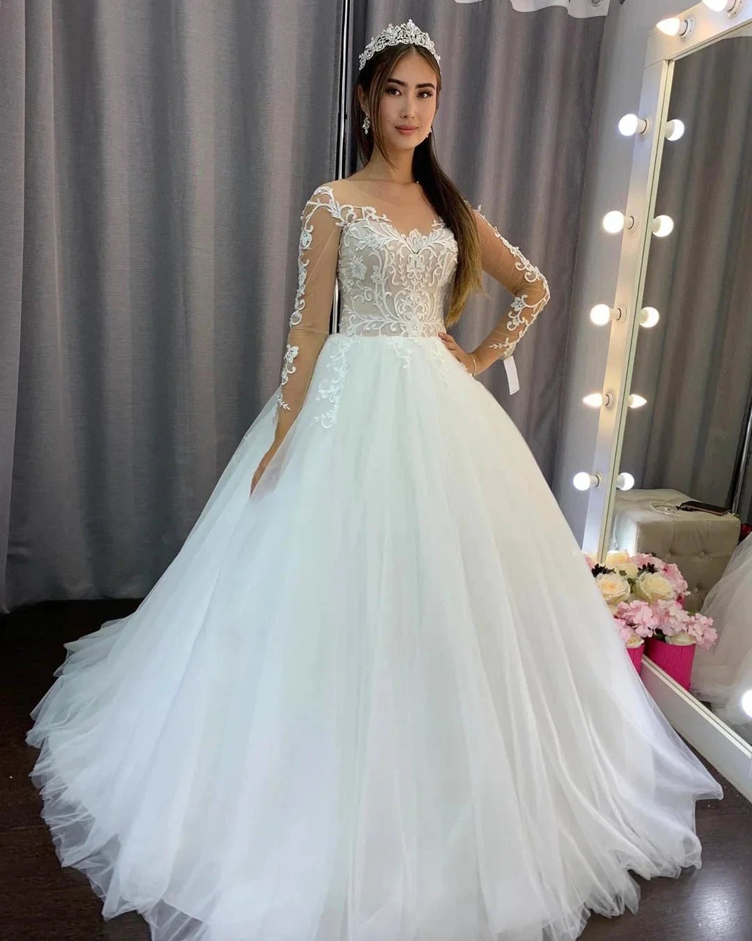 Gorgeous Long A-line Tulle Lace Wedding Dress with Sleeves (ZD15116)