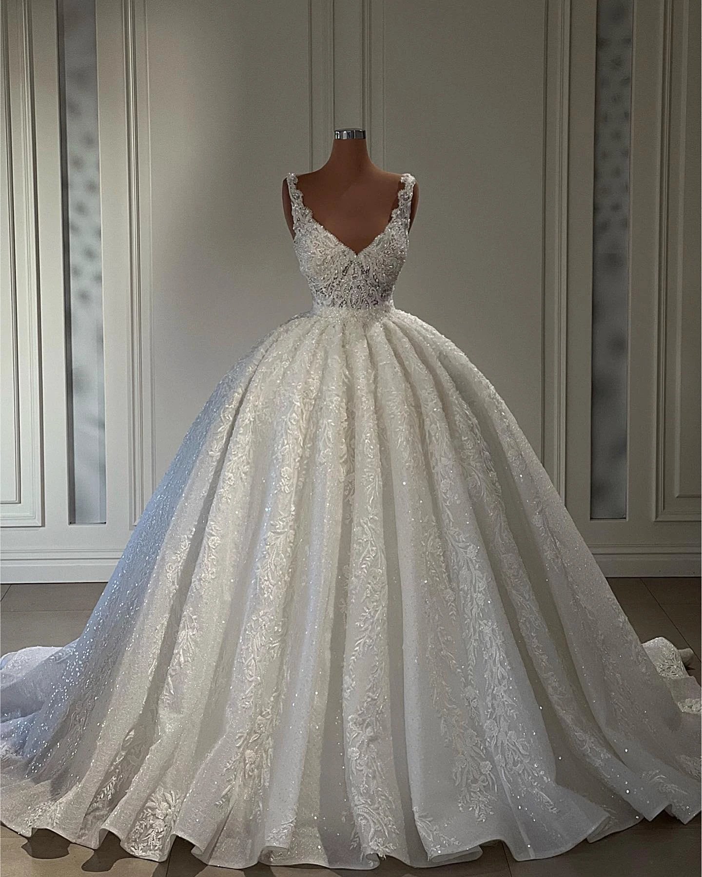 Gorgeous Long Ball Gown Sweetheart Sleeveless Lace Wedding Dress with Ruffles (ZD16753)