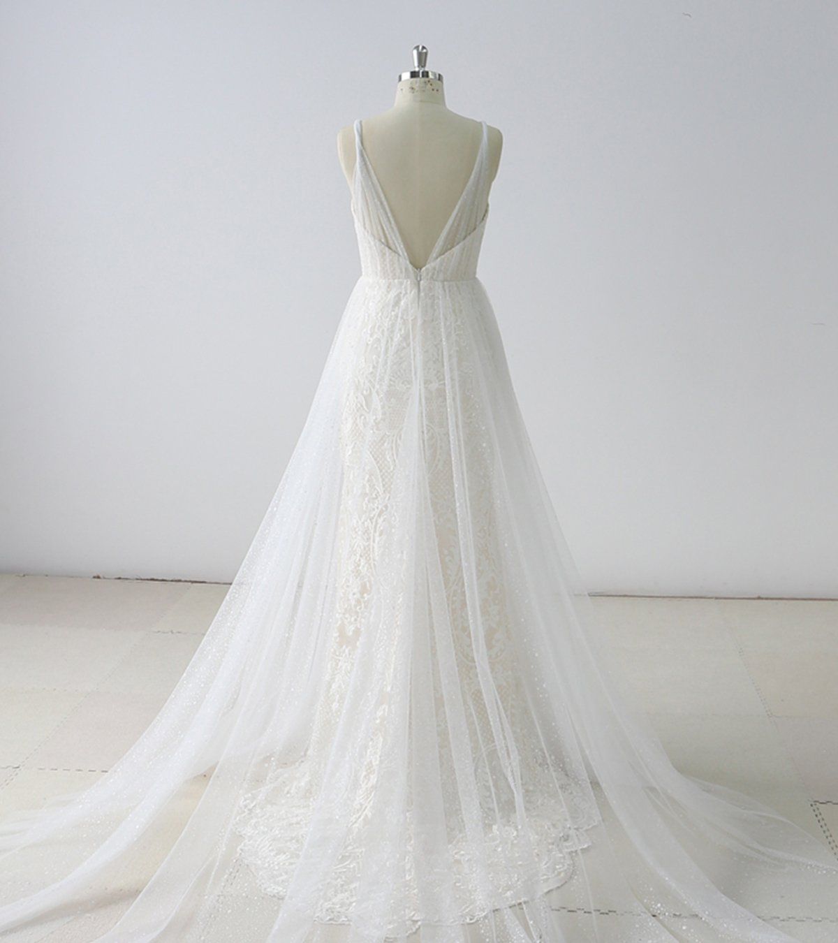 Gorgeous Simple White Lace V-Neck Long Wedding Dress Sleeveless Appliques Bridal Gowns On Sale (ZD17439)