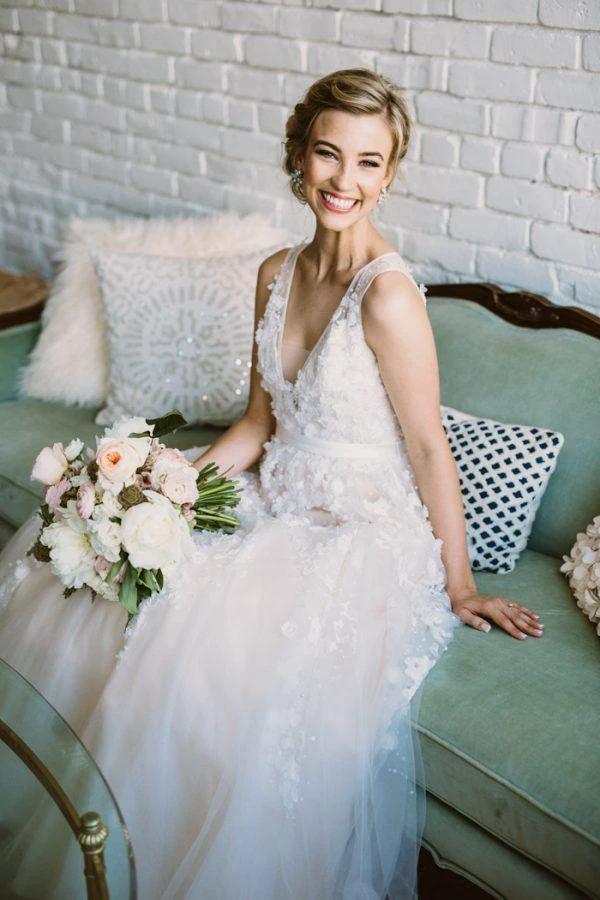 Lace Applique Ivory Wedding Dresses V Neck Beach Wedding Dress (ZD15401)