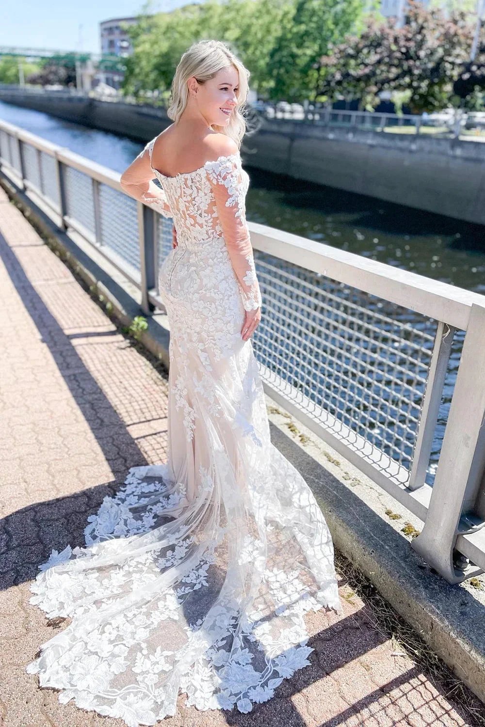 Long Mermaid Off-the-Shoulder Sweetheart Appliques Lace Wedding Dress with Sleeves (ZD14303)