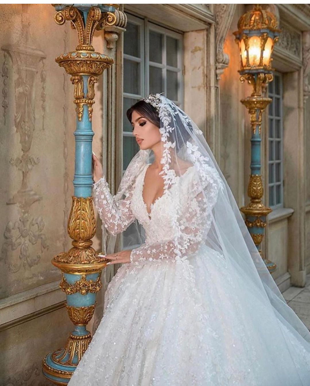 Long Sleeves Ball Gown Wedding Dress Appliques V-Neck Bridal Gown (ZD17522)
