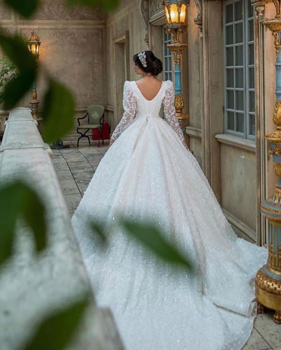 Long Sleeves Ball Gown Wedding Dress Appliques V-Neck Bridal Gown (ZD17522)
