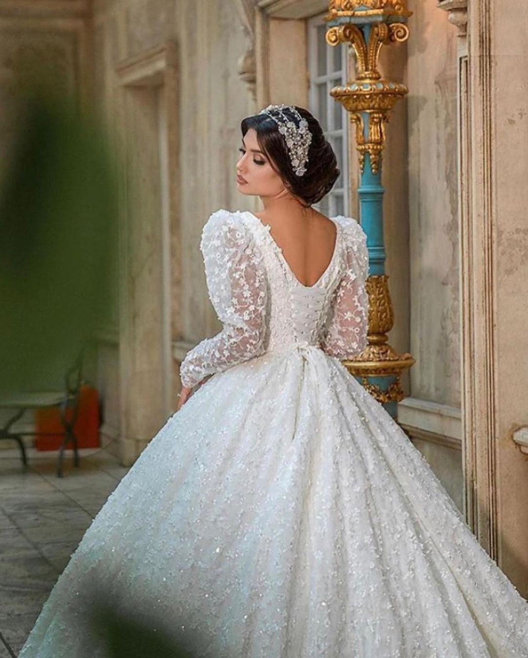 Long Sleeves Ball Gown Wedding Dress Appliques V-Neck Bridal Gown (ZD17522)