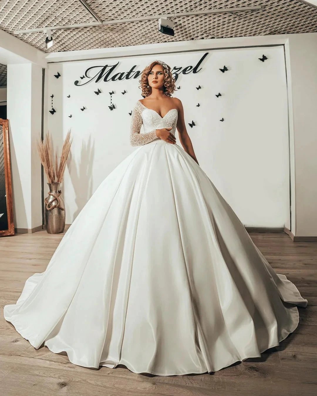 Long Sweetheart Satin Ruffles Ball Gown Wedding Dress with Sleeves (ZD15077)
