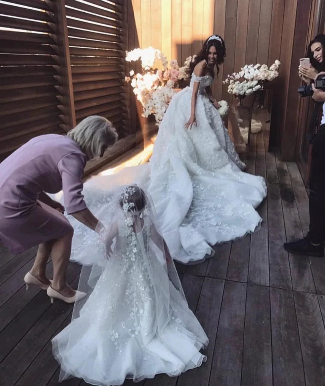 Luxury Long Ball Gown Off The Shoulder Appliques Lace Wedding Dresses (ZD15978)
