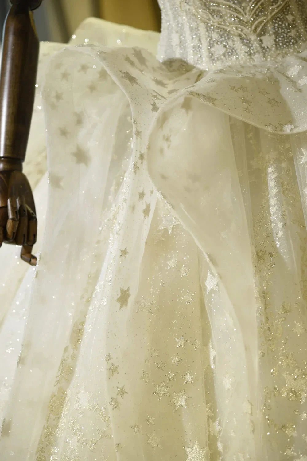 Luxury Sweetheart Lace-up Tulle Ball Gown Wedding Dress with Ruffles (ZD13901)
