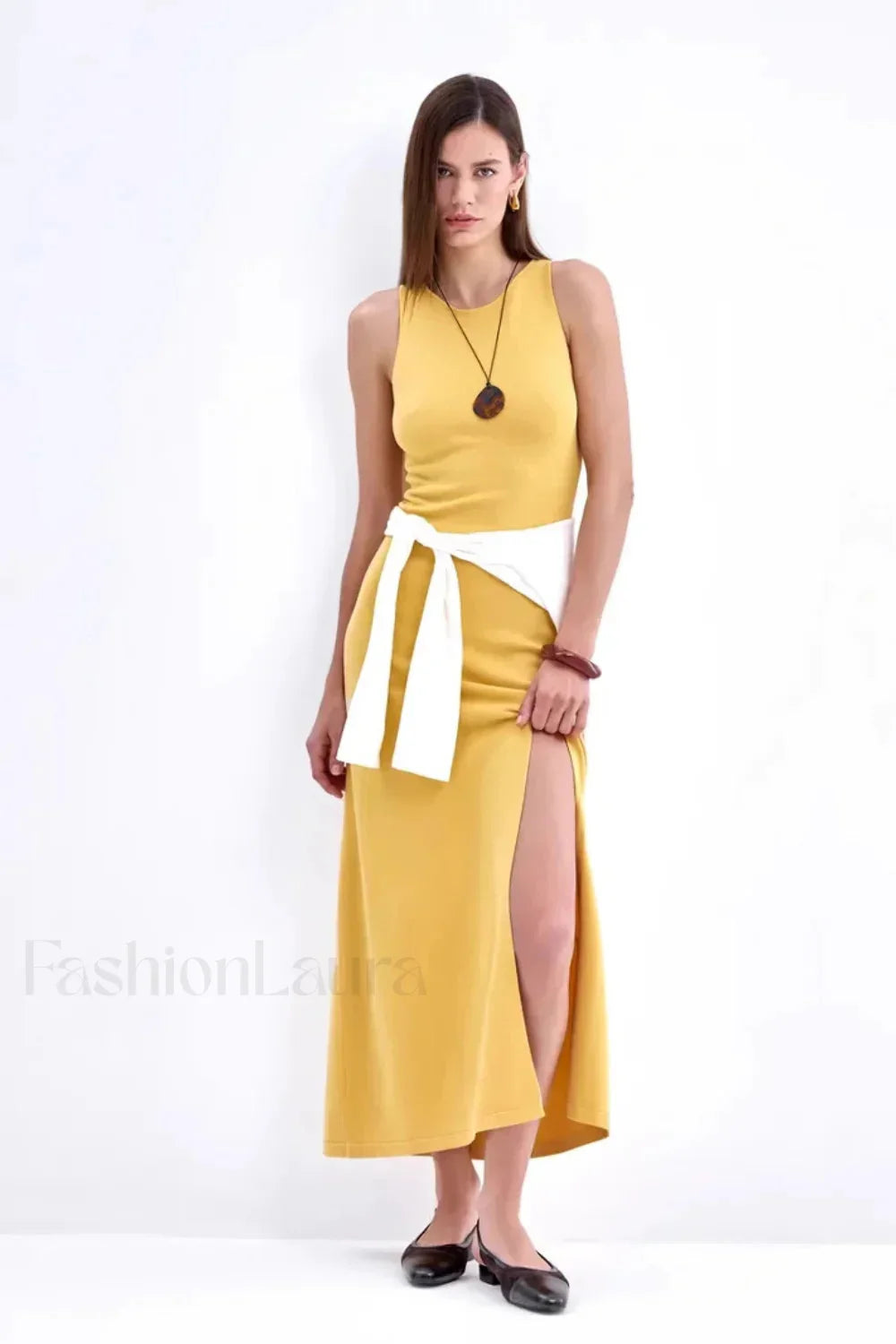 Sleeveless Split Bodycon Dress with Relaxed Fit and Modern Casual Wear