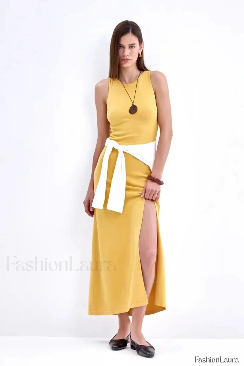 Sleeveless Split Bodycon Dress with Relaxed Fit and Modern Casual Wear