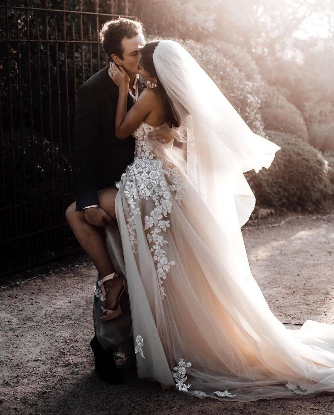 Sweetheart Long Wedding Dress With Lace Appliques (ZD17518)